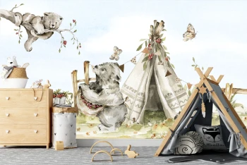  Fototapeta dla dzieci na wymiar mały niedźwiadek bawiący się na leśnej gałęzi  m059